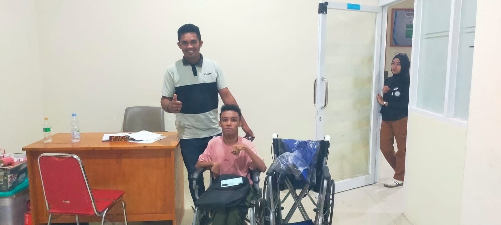 Universitas Pasifik Morotai Salurkan Bantuan Kursi Roda untuk Mahasiswa yang Mengalami Kendala Mobilitas
