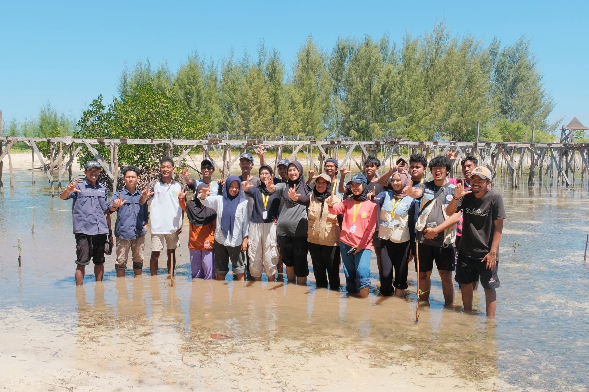 Kolaborasi FPIK Unipas dan KKN-PPM UGM Tanam Mangrove di Pulau Dodola
